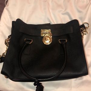 MICHEAL KORS PURSE WITH STRAP COMES WITH COVER BAG